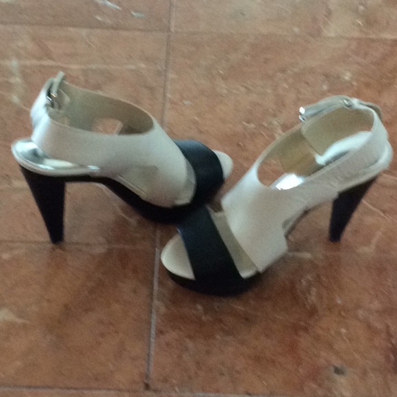 Michael Kors Black and White Sandel - Picture 4 of 6